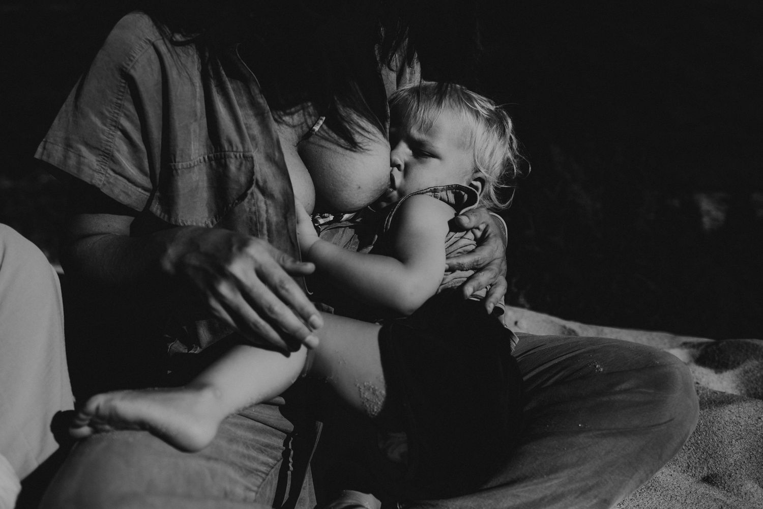 foto preto e Branco criança 2 anos a ser amamentado pela mãe durante sessão de amamentação em Caldas Da Rainha