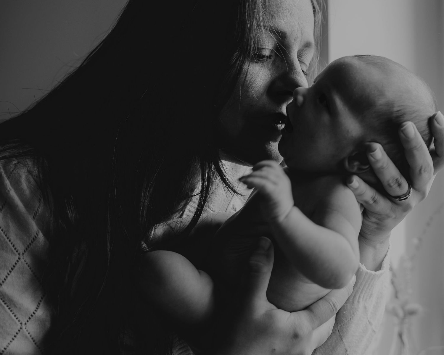 mãe e bebé recém nascido em preto e branco momento de carinho e afeto, fotografia família Caldas Da Rainha