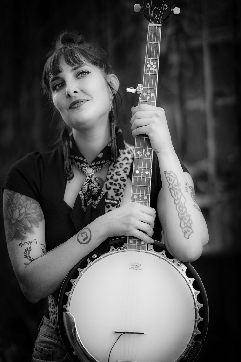 portrait of a female musician banjo in templeton california by photographer Linda Macchia at Black Box Images