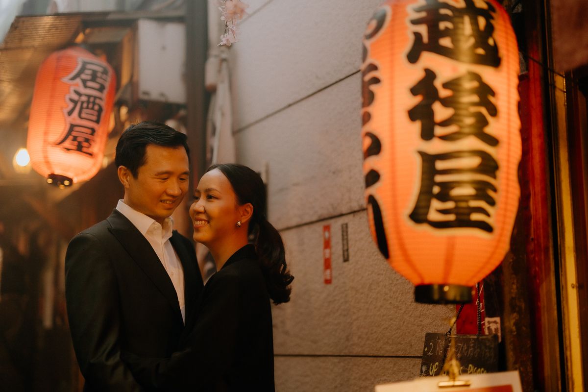 Omoide Yokocho couple photography