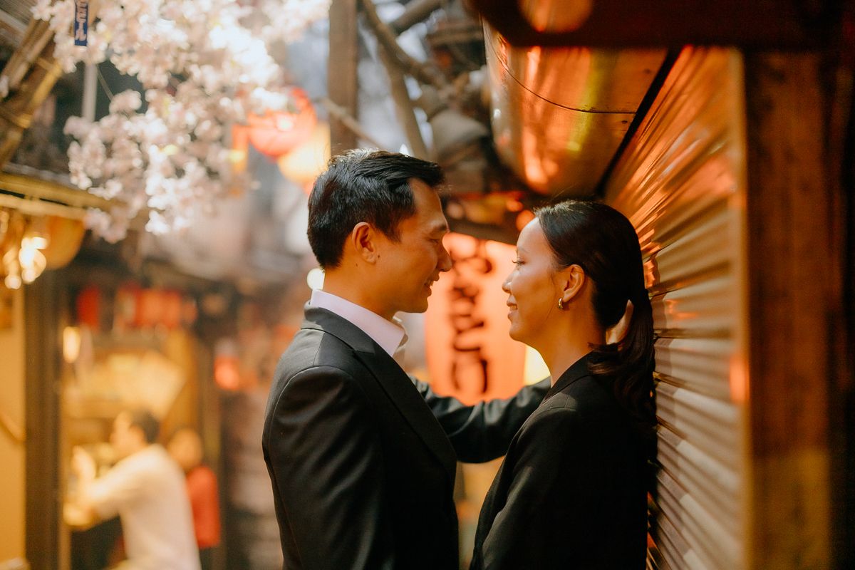 Omoide Yokocho couple photography