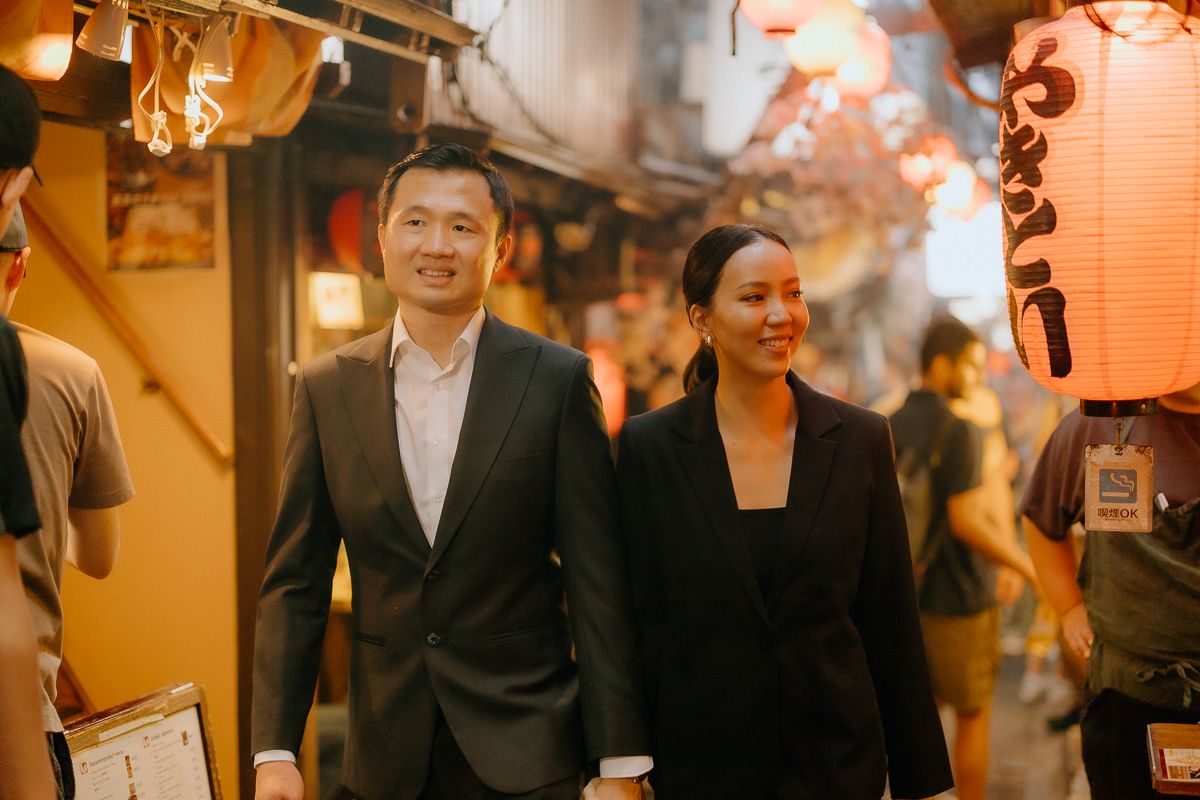 Omoide Yokocho couple photography