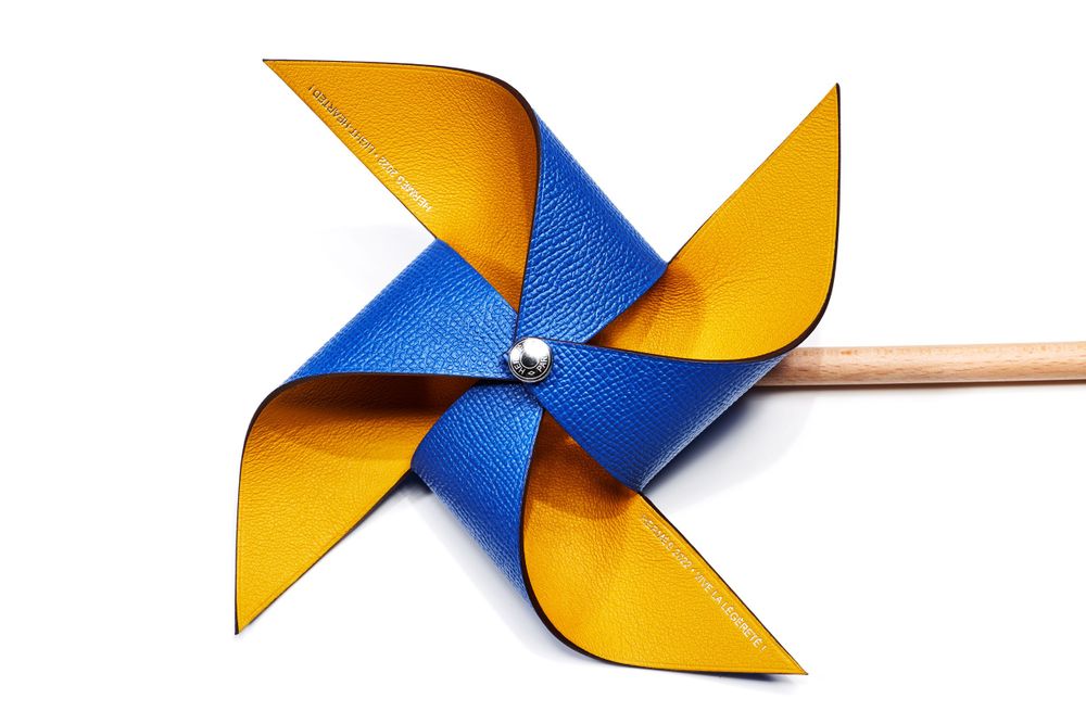 Blue and yellow pinwheels spinning in sequence against white background.