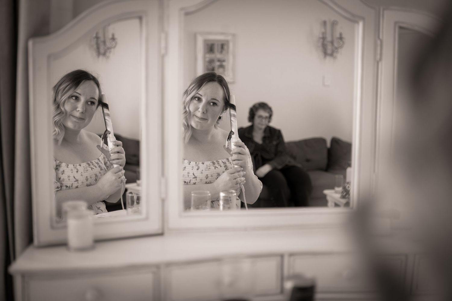 bridgewater estate bridal suite, bride prep with mother in mirror