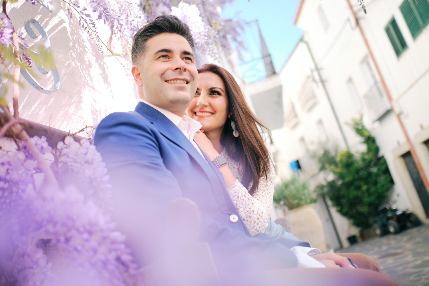 pareja posa feliz en cadaques junto al mediterraneo