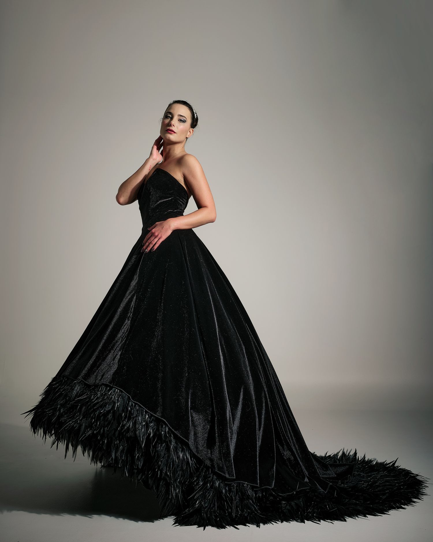 mujer elegante con un vestido de fiesta largo de color negro