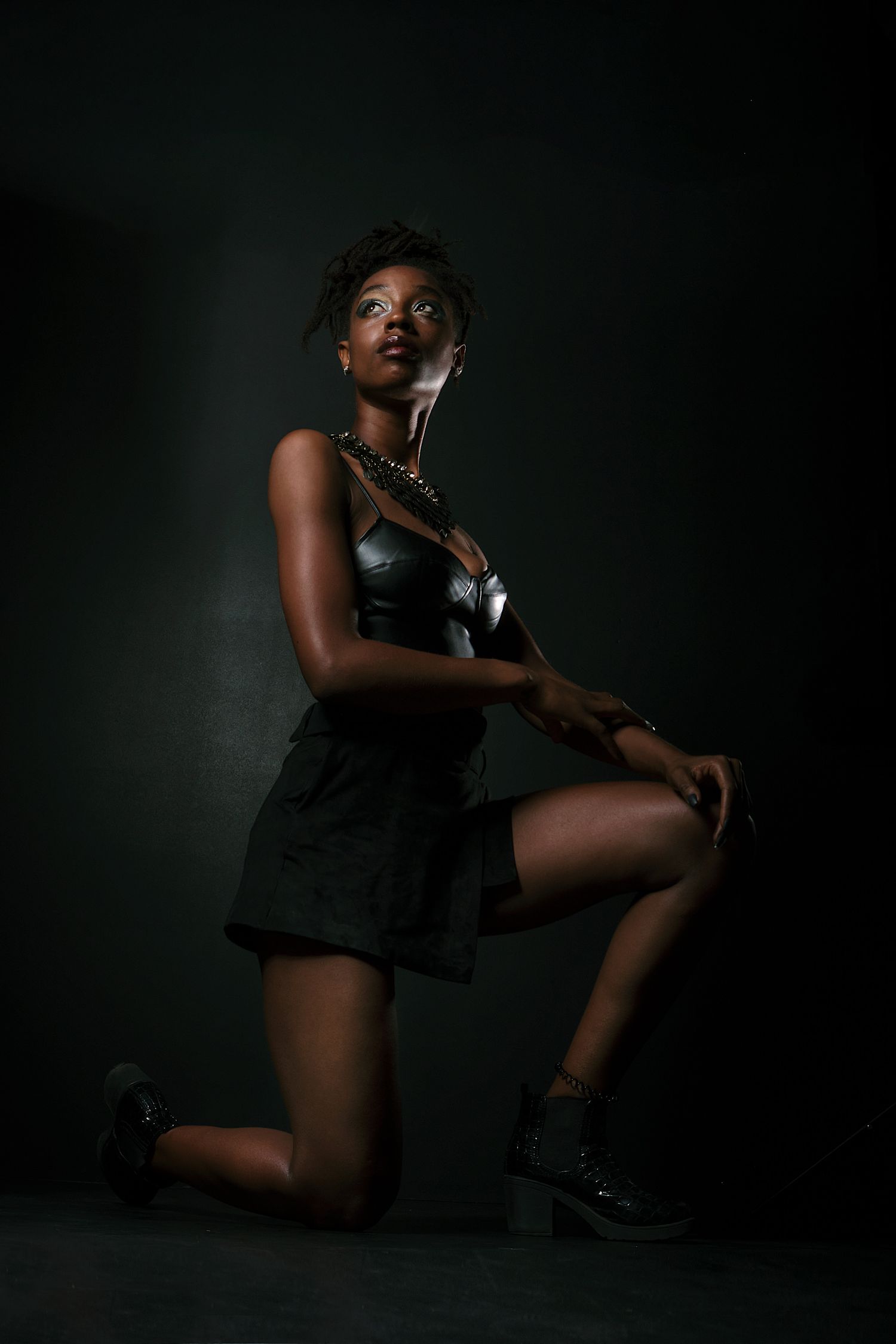 retrato en clave baja de una modelo negra vestida como una guerrera
