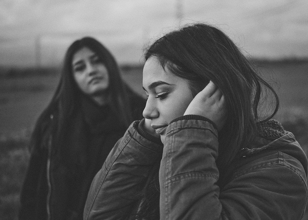 retrato intimista en blanco y negro de nos mujeres jovenes en el campo
