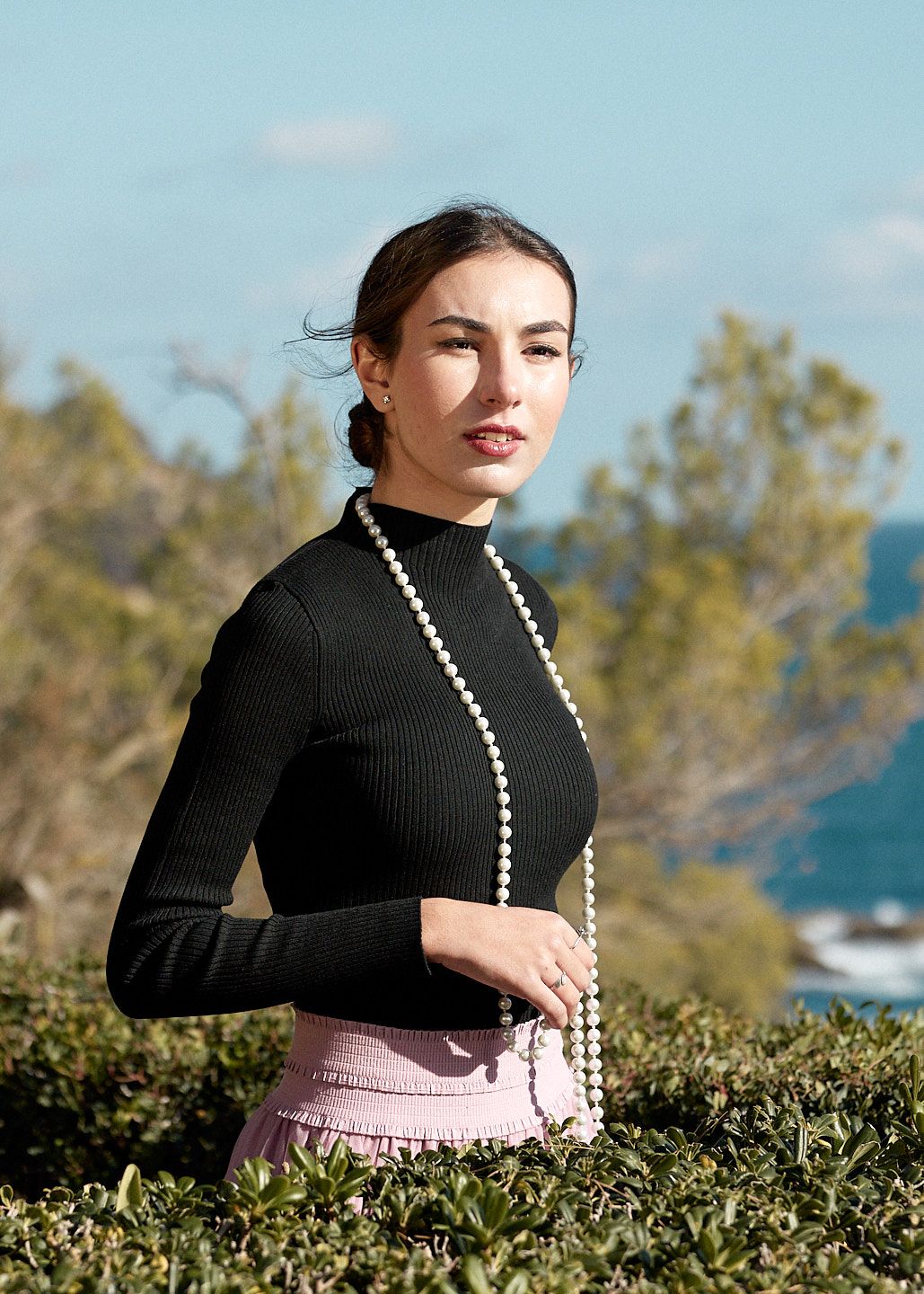 mujer joven frente al mar mediterraneo