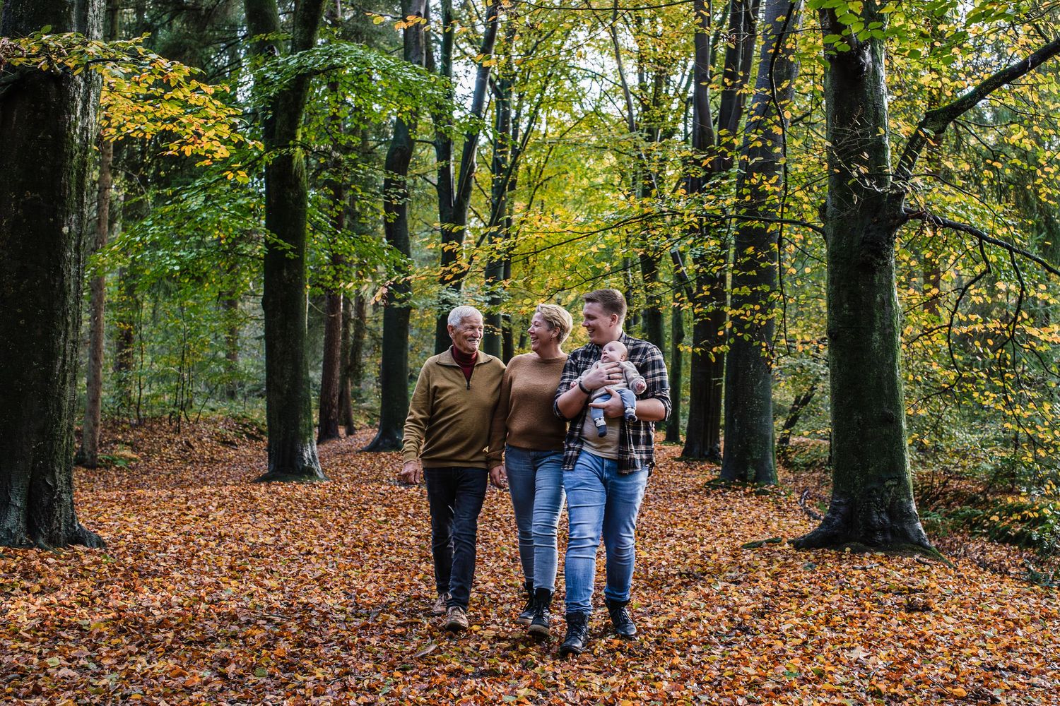 PixCel Fotografie portretfotograaf vier generatieshoot 4 generaties baby foto's Zwolle Heerenveen spontane fotografie fotoshoot