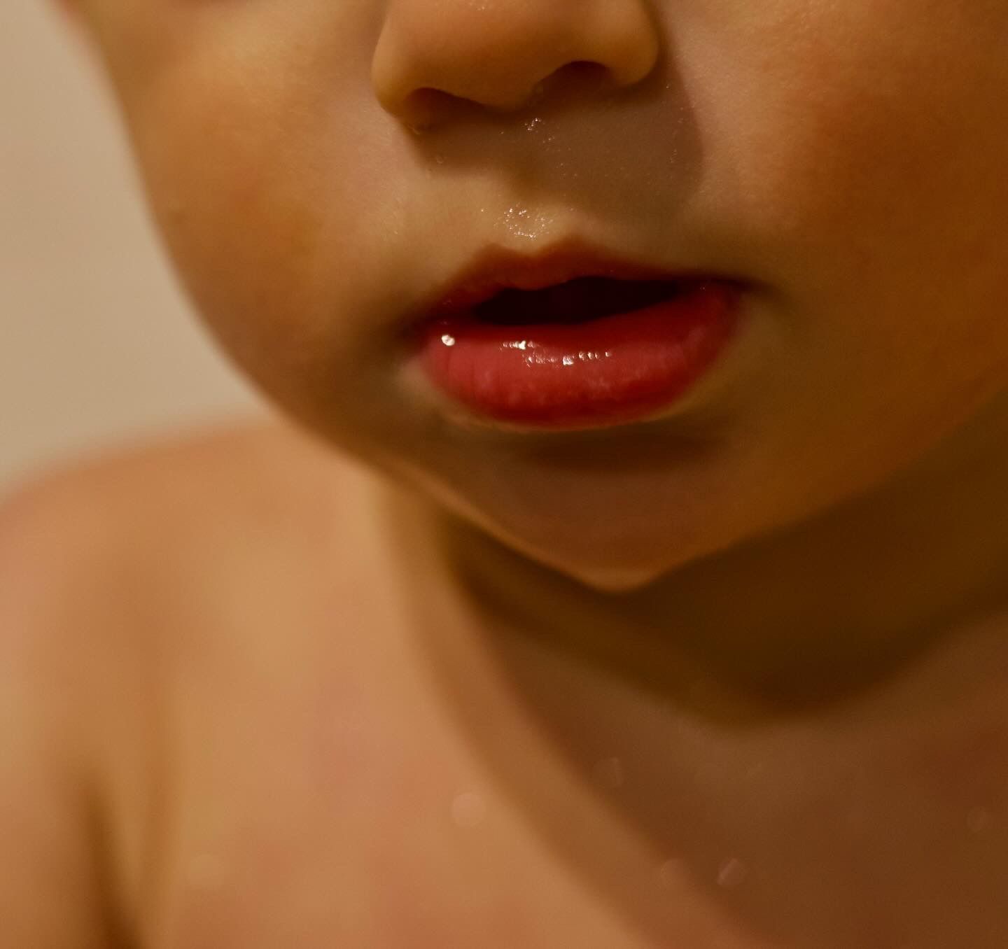 Gros plan tendre du visage d’un bébé capturé en lumière naturelle lors d’une séance photo bébé réalisée par WA Visuel photographe à Aix