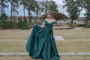 Charleston SC prom portrait of high school senior in emerald green formal gown near outdoor amphitheater