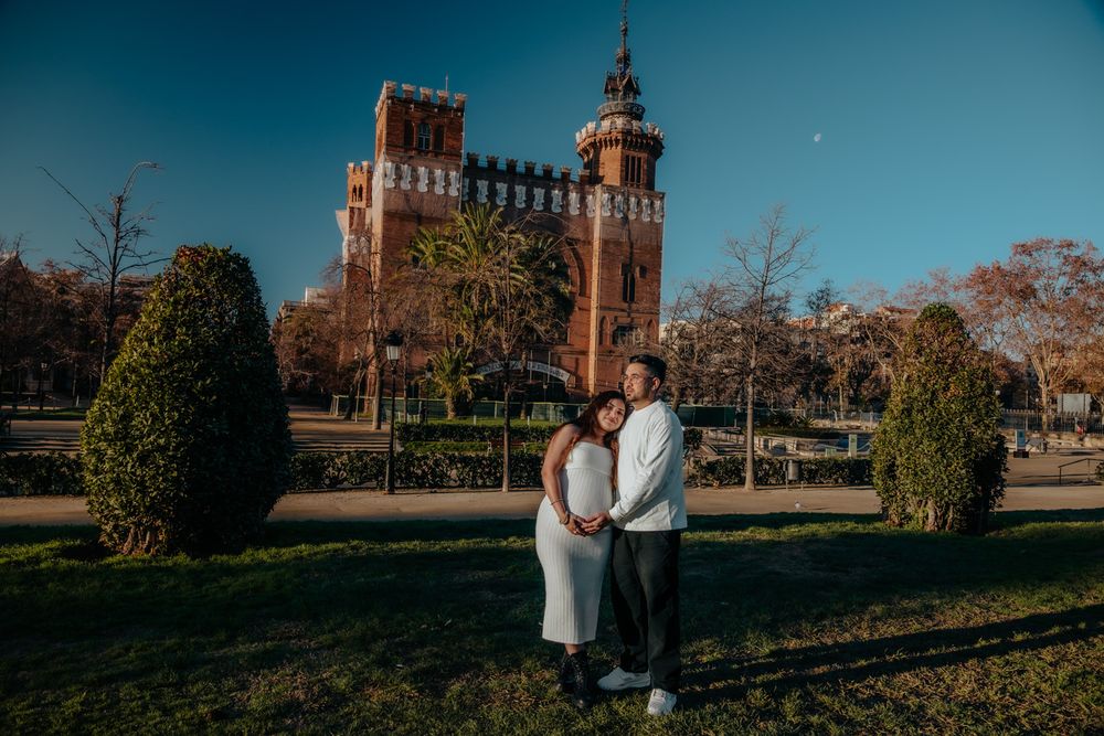 Loving couple holding belly Ciutadella Park Barcelona Maternity photoshoot Barcelona BarcelonaLoversPH