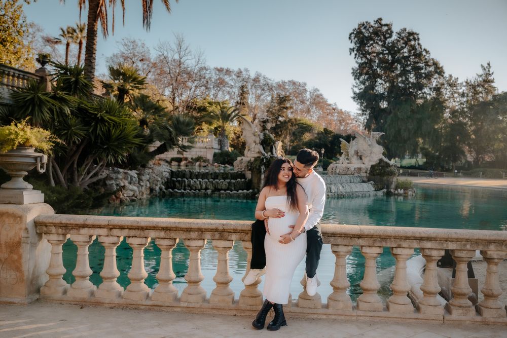 Loving couple holding hands pregnancy session Barcelona Maternity photoshoot Barcelona BarcelonaLoversPH
