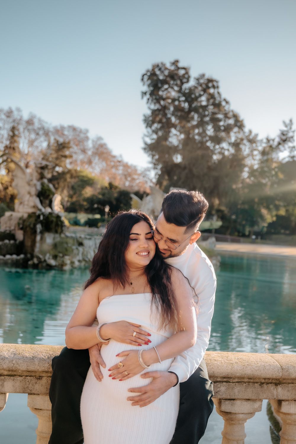 Joyful expecting parents laughter park Barcelona Maternity photoshoot Barcelona BarcelonaLoversPH