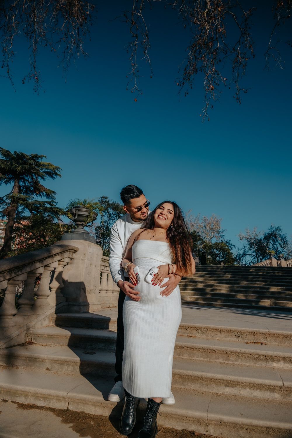 Emotional expecting parents hugging Ciutadella Park Maternity photoshoot Barcelona BarcelonaLoversPH