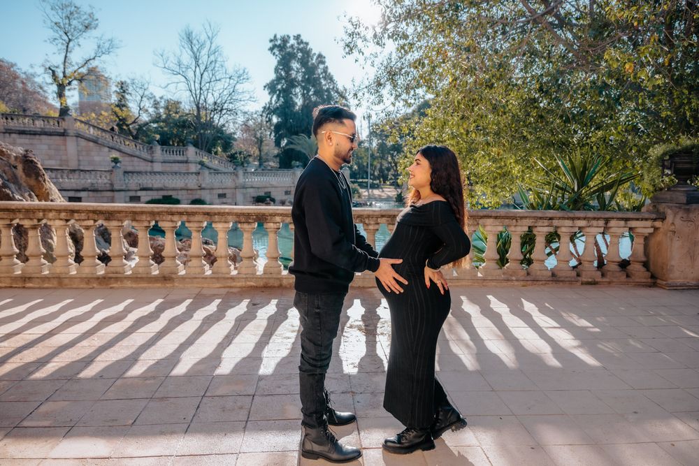 Joyful expecting parents portrait Ciutadella Park Barcelona Maternity photoshoot Barcelona BarcelonaLoversPH
