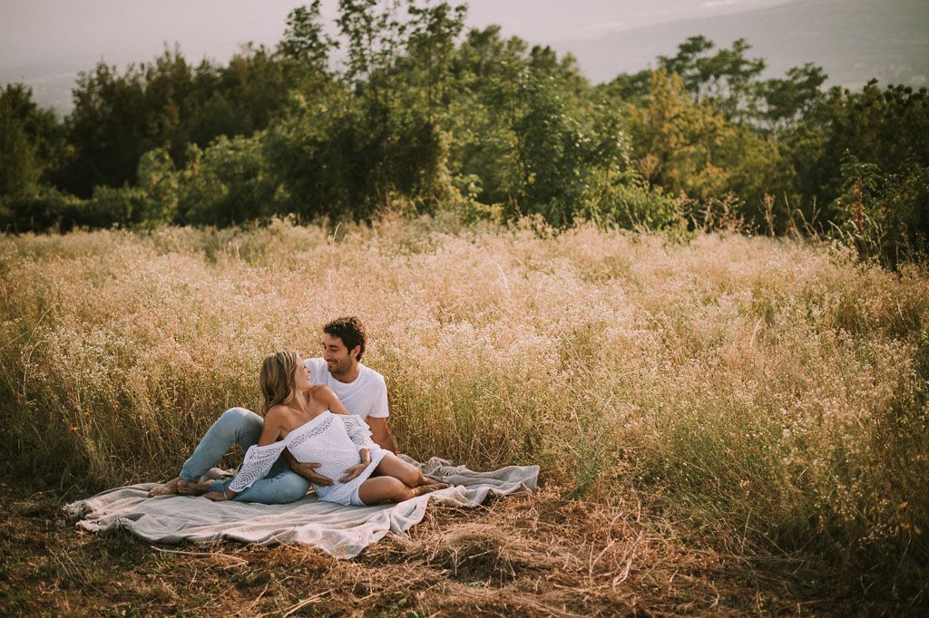 Sessione fotografica in gravidanza realizzata all'aperto tra vigneti e olivi a Verona