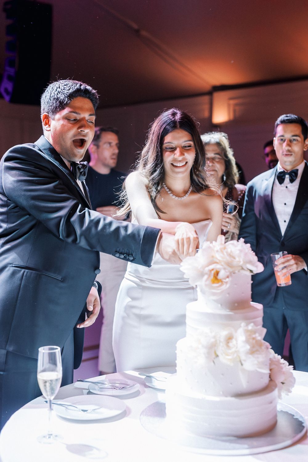 Bride and groom cutting their wedding cake at Palácio do Correio-Mor in Portugal