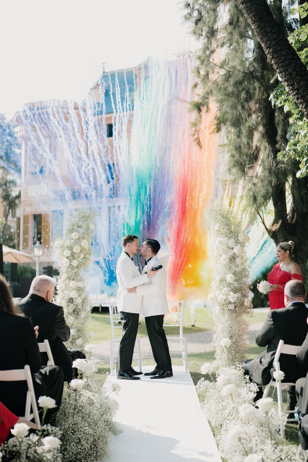 bacio degli sposi con fumi colorati fireworks durante matrimonio a villa nobel sanremo