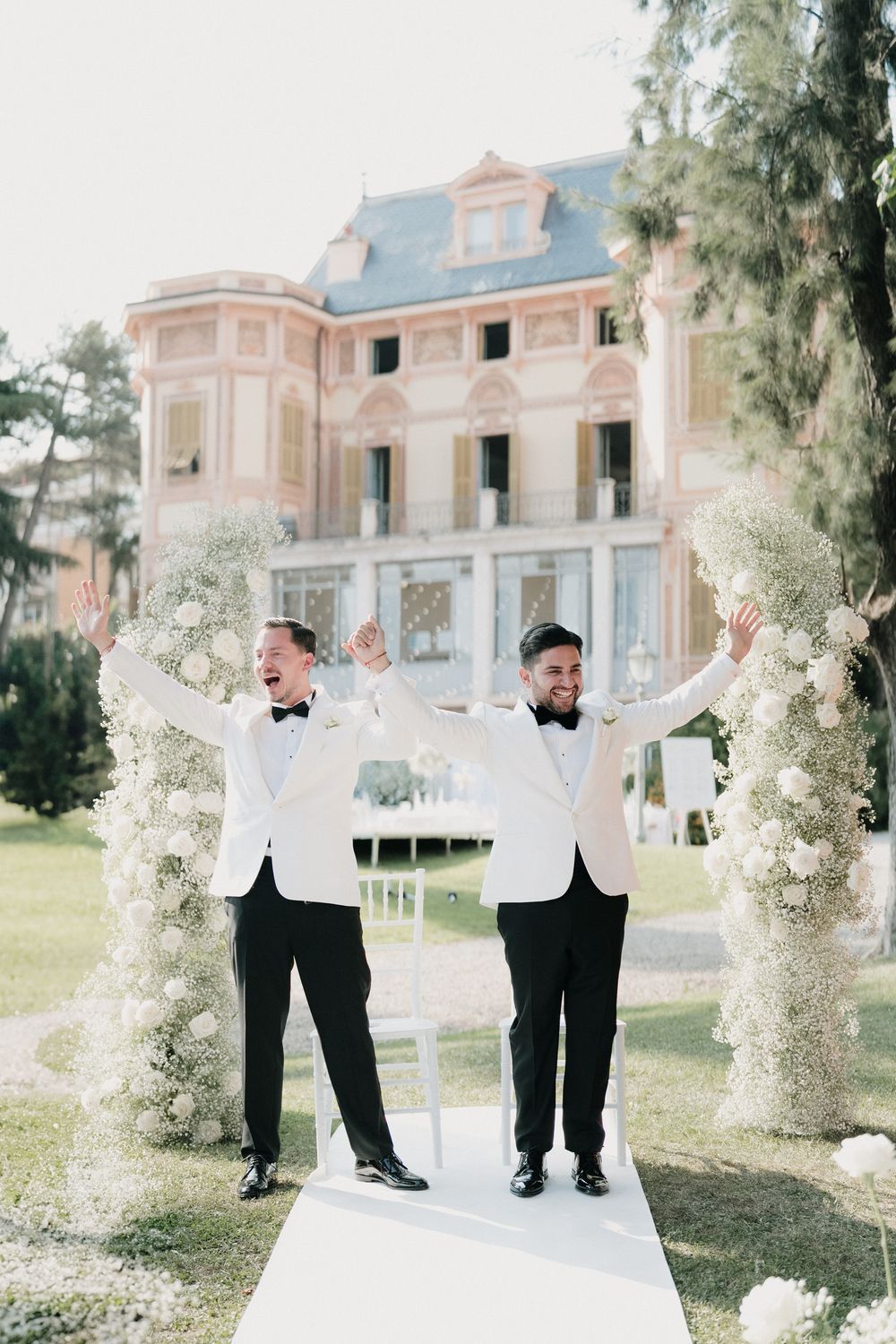sposi festeggiano durante la cerimonia di matrimonio a villa nobel a sanremo