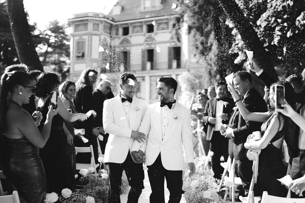uscita degli sposi dalla cerimonia a villa nobel sanremo con il riso degli invitati