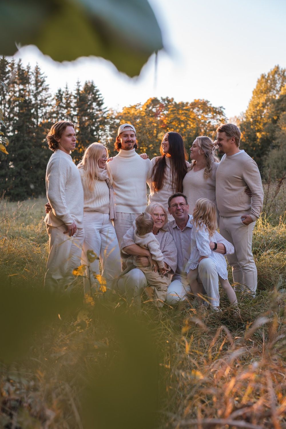 Extended Family, eli laajenettu perhekuvaus, syksyisessä ilta-auringossa. Miljöökuvaukset pääkaupunkiseudulla. Valokuvaaja Annina Nygård.