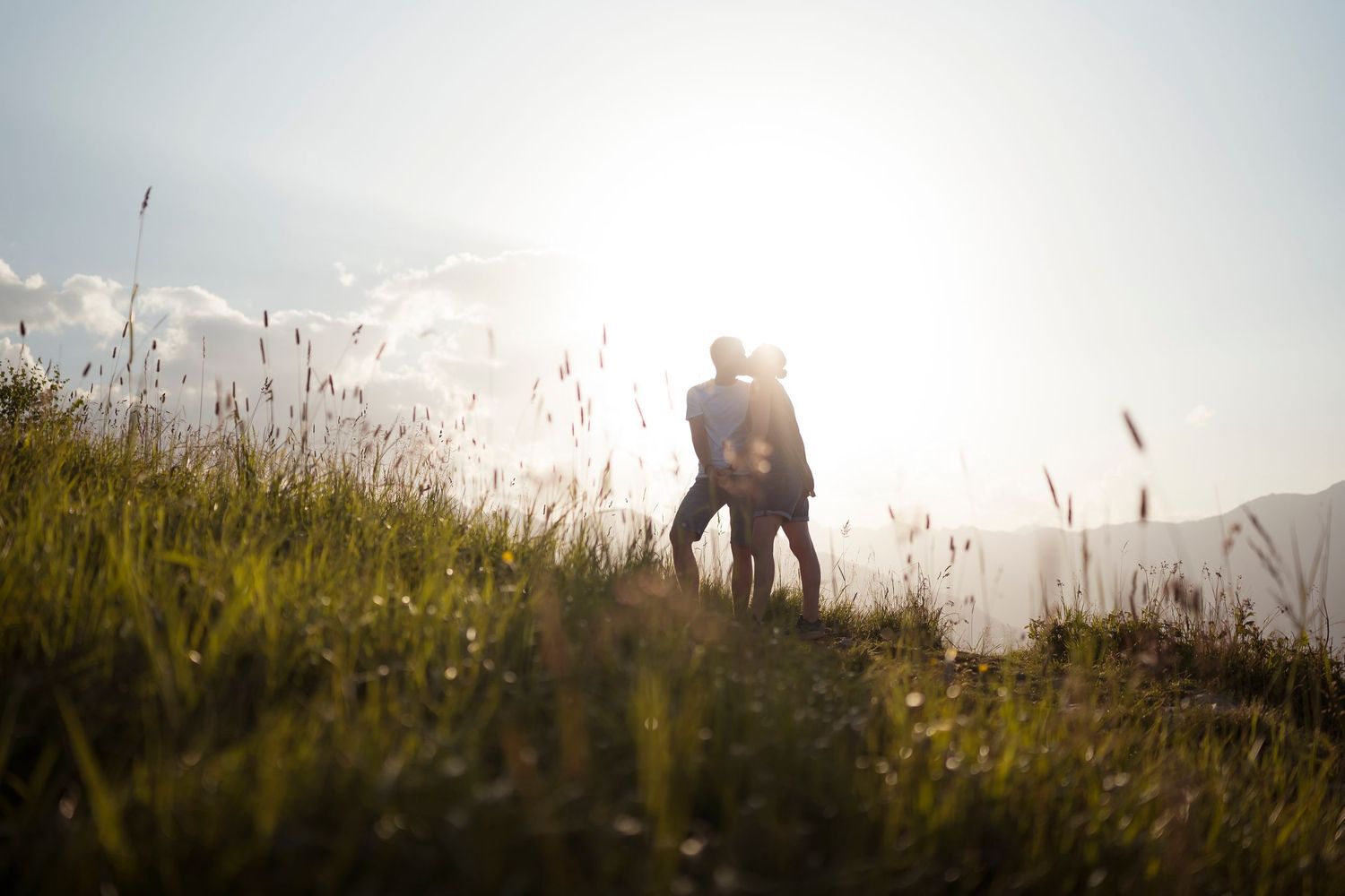 Paar beim Sunset-Fotoshooting am Elfer im Stubaital im warmen Gegenlicht