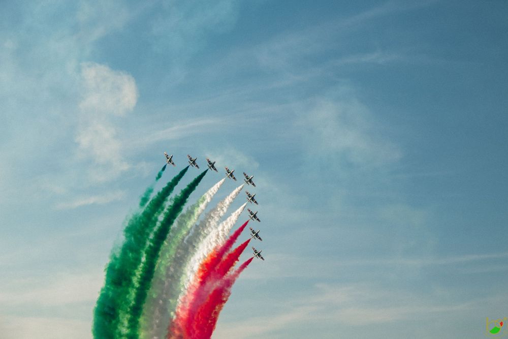 Scatti spettacolari delle Frecce Tricolori: dinamismo, potenza e colori italiani nel cielo.