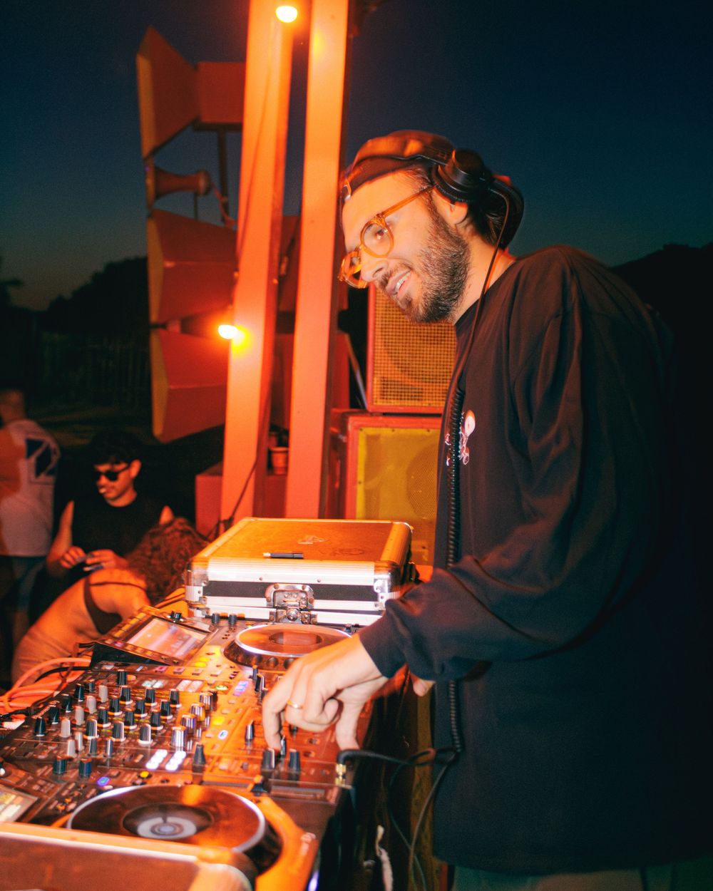 Fotografie di DJ set, luci e pubblico. Catturo l’energia della musica e dei momenti live.