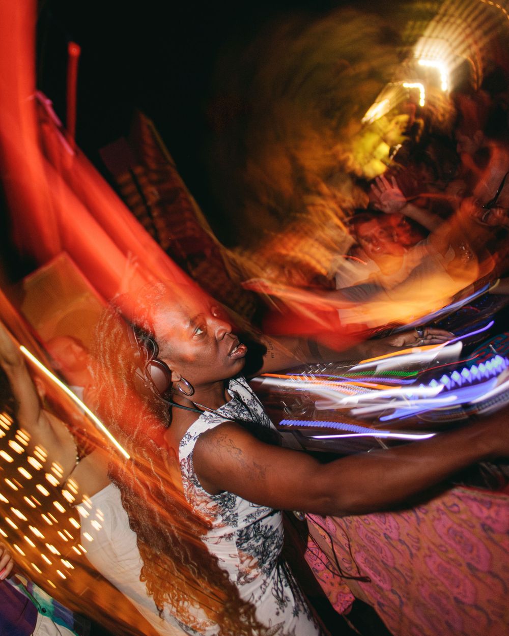 Fotografie di DJ set, luci e pubblico. Catturo l’energia della musica e dei momenti live.