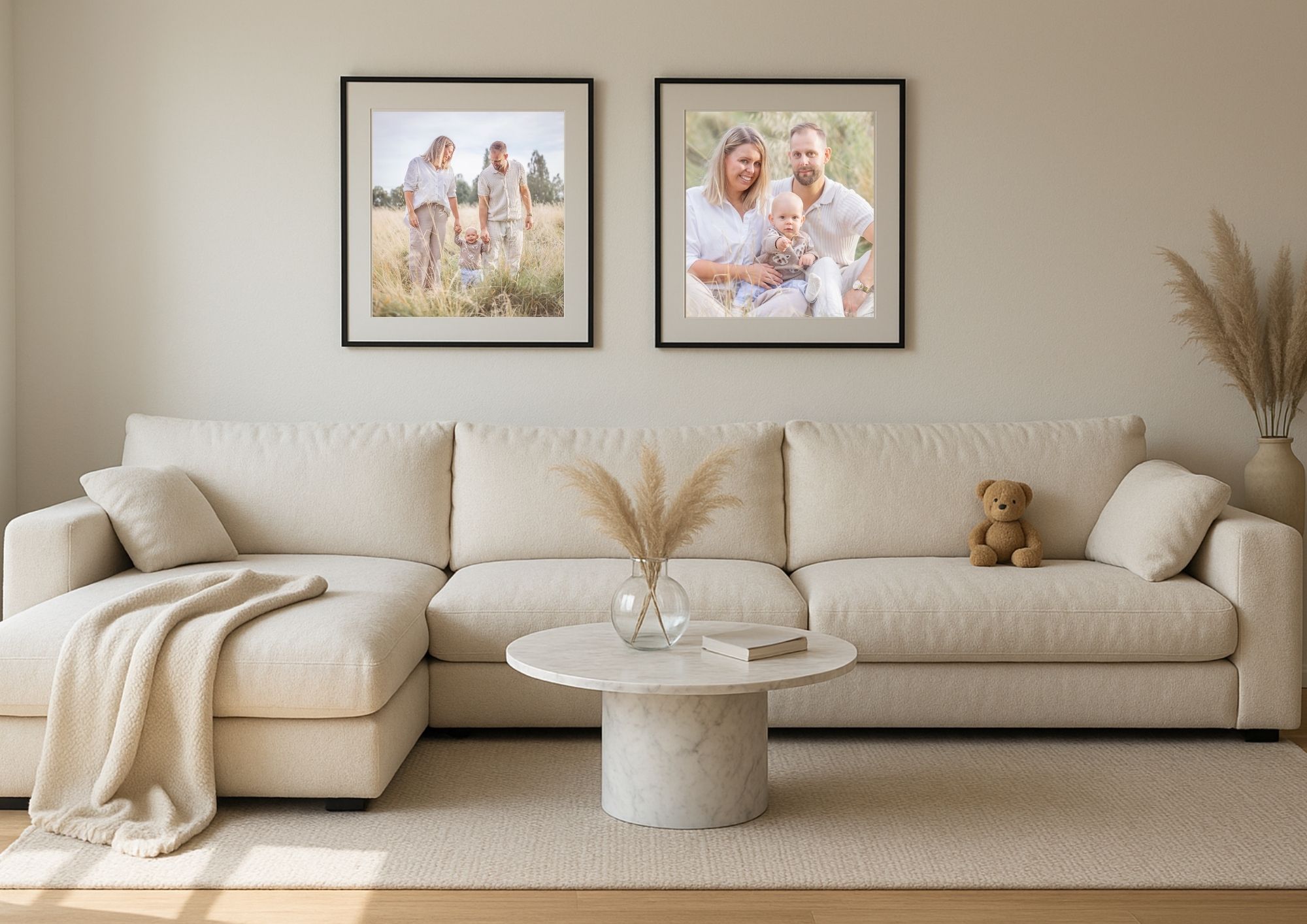 Tavlor med familjefoto i heminredning, fotograf Västerås, MemoriebyM, heminspo, inredningsinspo, familjefotograf