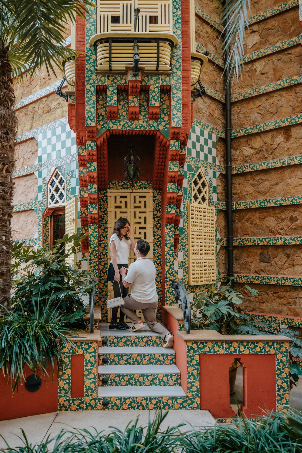 Surprise proposal in Casa Vicens courtyard