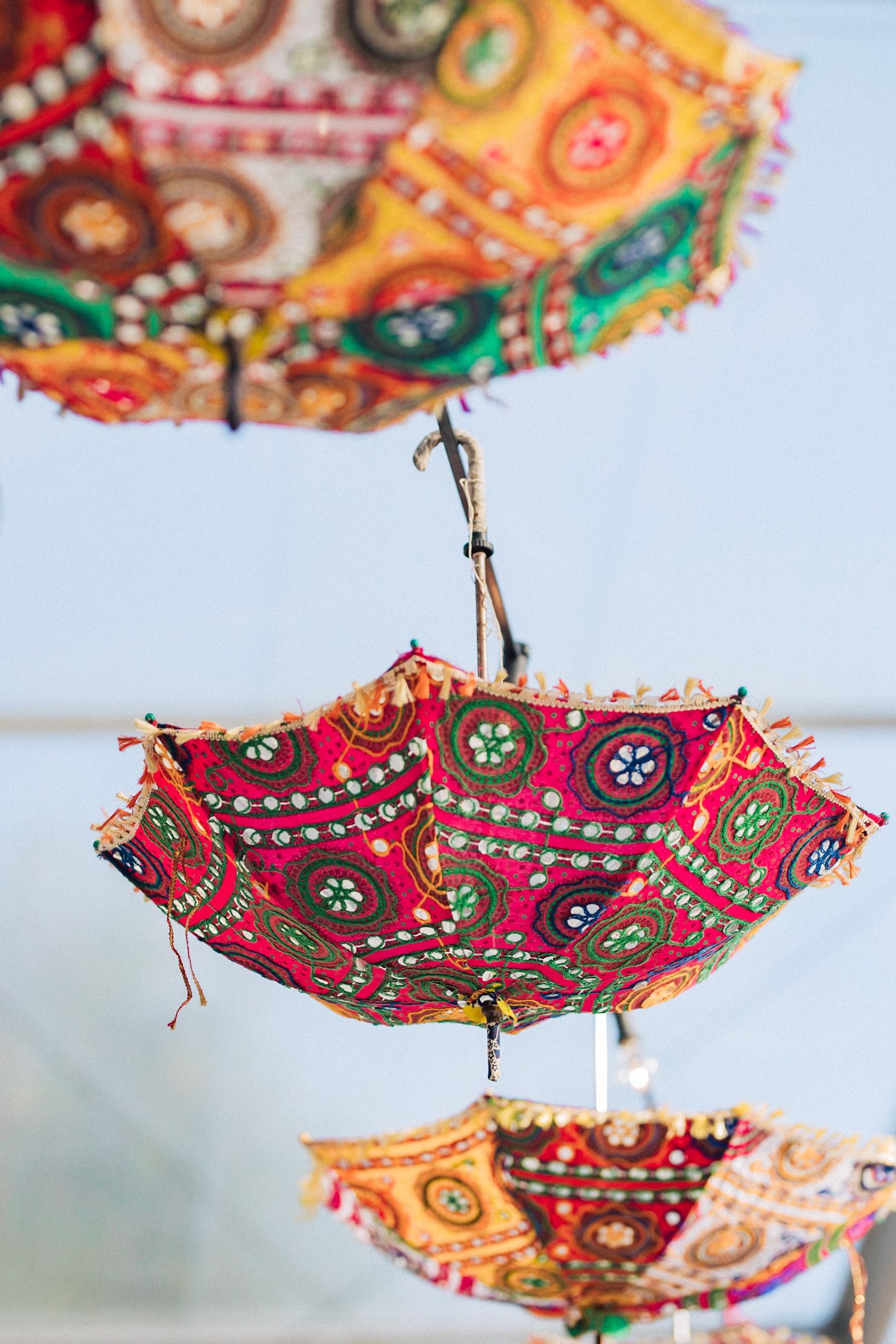 Indian wedding at Forte da Cruz with vibrant colors, joyful moments, and stylish details by Portugal wedding photographer Regina.