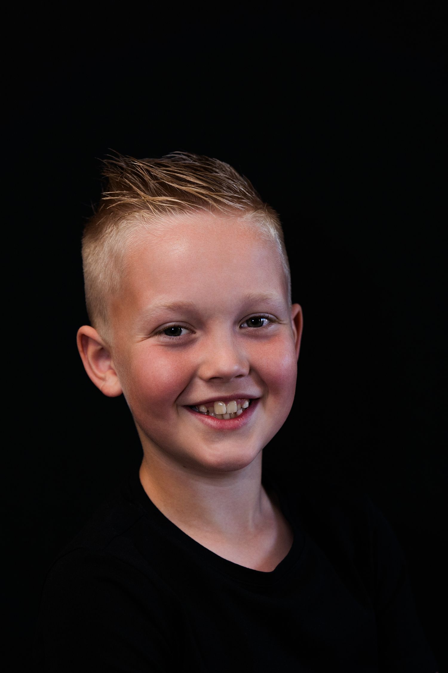 Portret foto fotokind kinderfoto zwarte achtergrond kleurfoto portretfotograaf foto van je kind aan de muur Portretjes