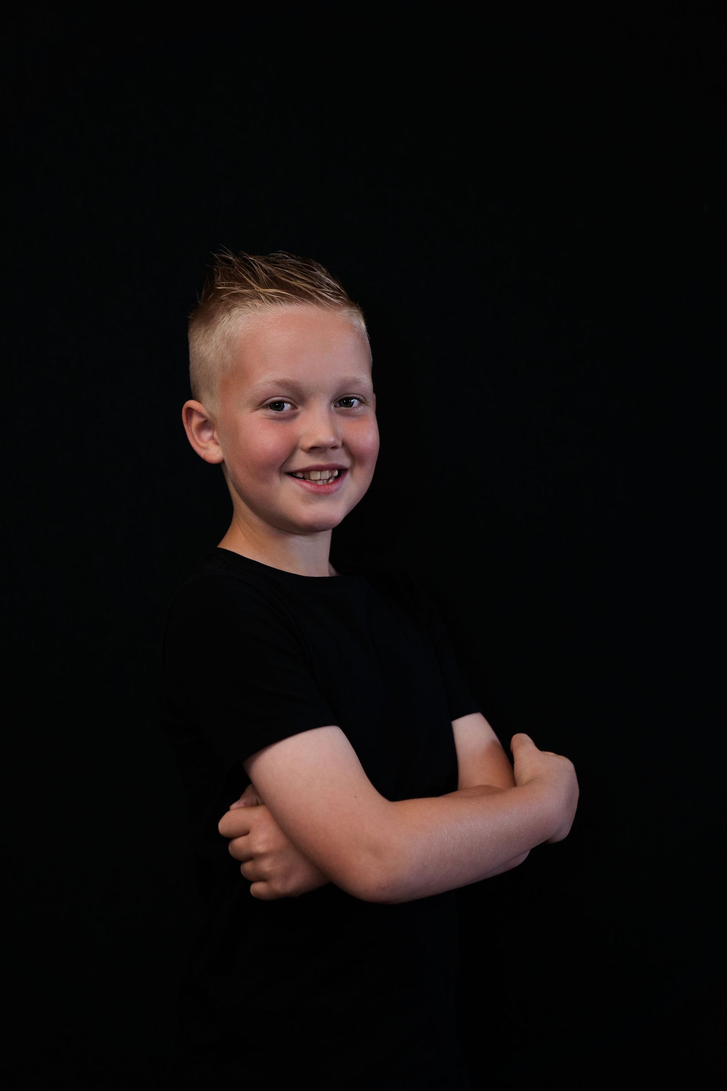 Portret foto fotokind kinderfoto zwarte achtergrond kleurfoto portretfotograaf foto van je kind aan de muur Portretjes