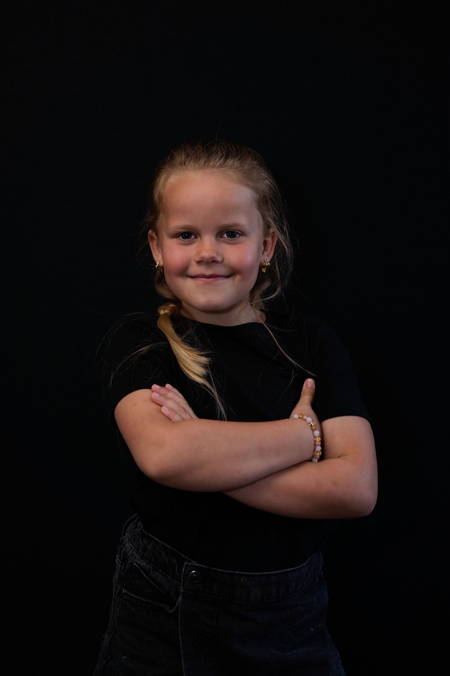 Portret foto fotokind kinderfoto zwarte achtergrond kleurfoto portretfotograaf foto van je kind aan de muur Portretjes