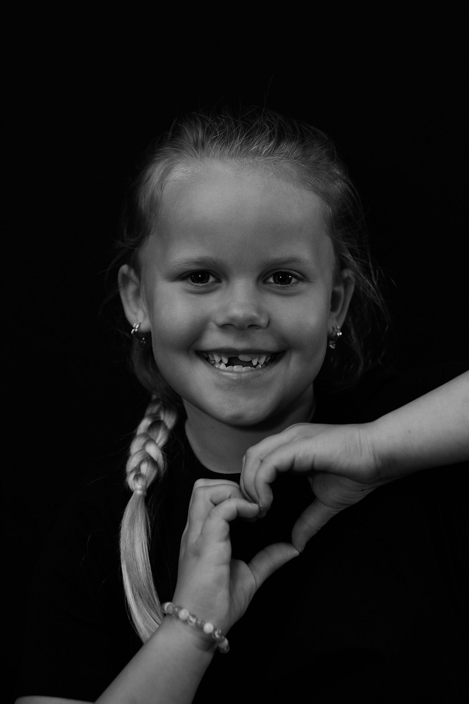 Portret foto fotokind kinderfoto zwarte achtergrond kleurfoto portretfotograaf foto van je kind aan de muur Portretjes