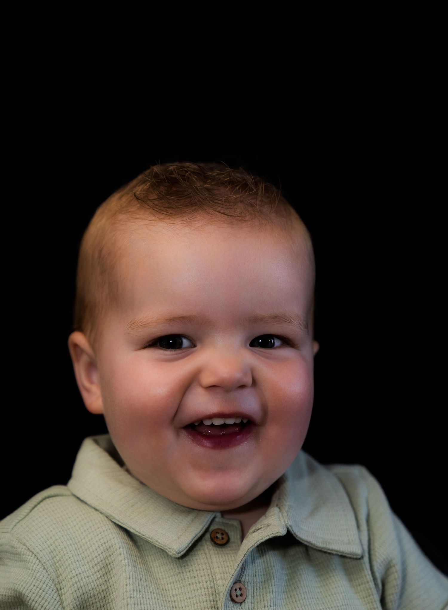 Portret foto fotokind kinderfoto zwarte achtergrond kleurfoto portretfotograaf foto van je kind aan de muur Portretjes