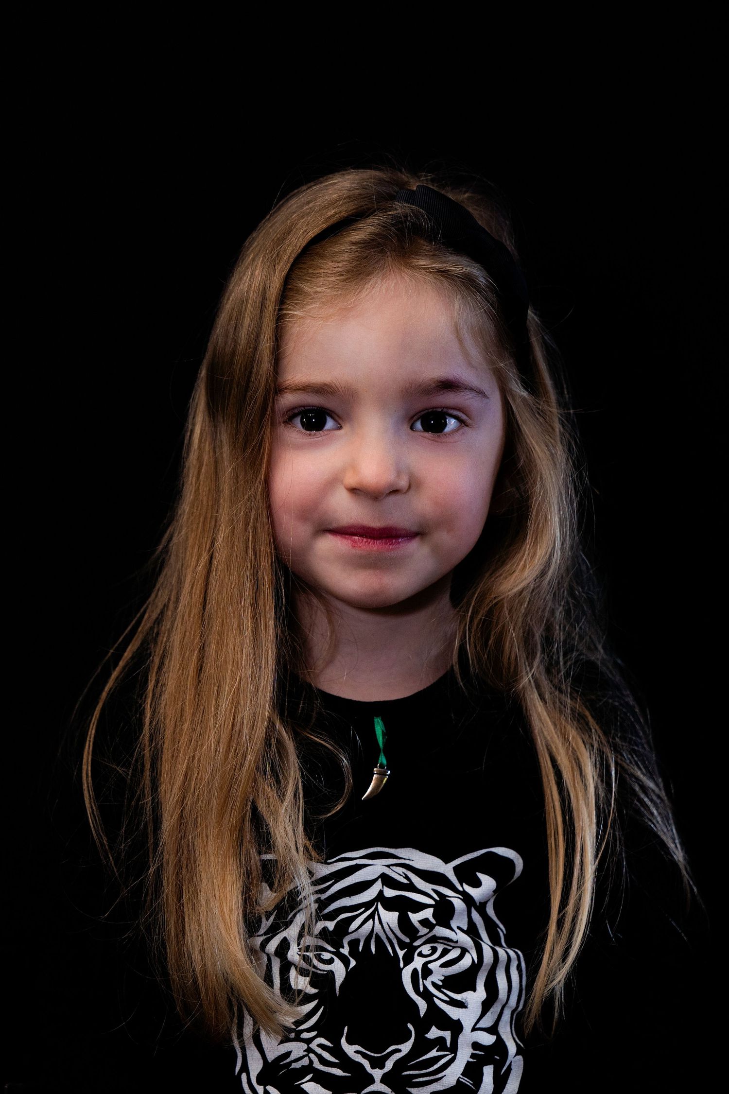 Portret foto fotokind kinderfoto zwarte achtergrond kleurfoto portretfotograaf foto van je kind aan de muur Portretjes
