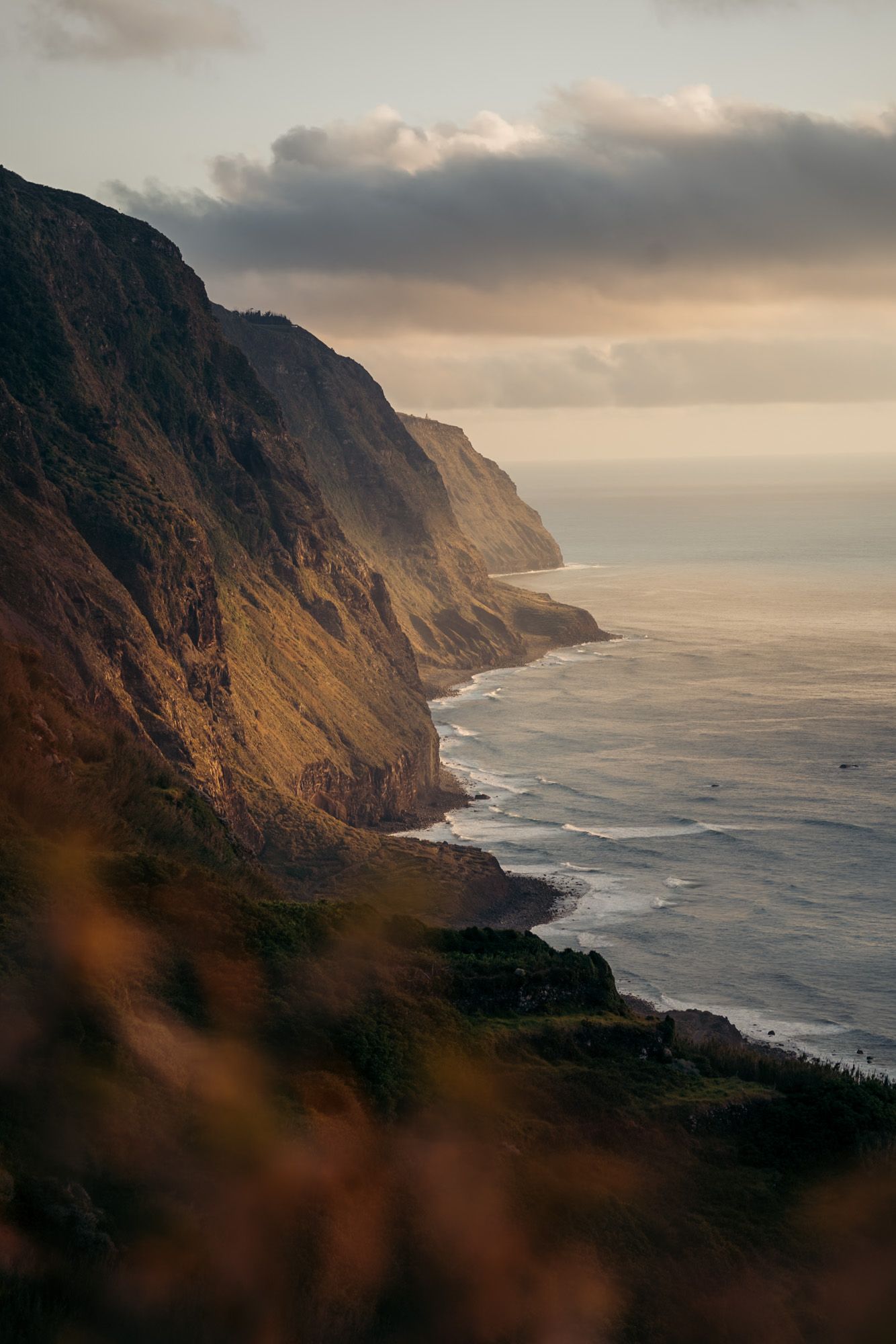 Coucher de soleil sur les falaises de Madère dpeuis le miradouro da ponta do ladeira