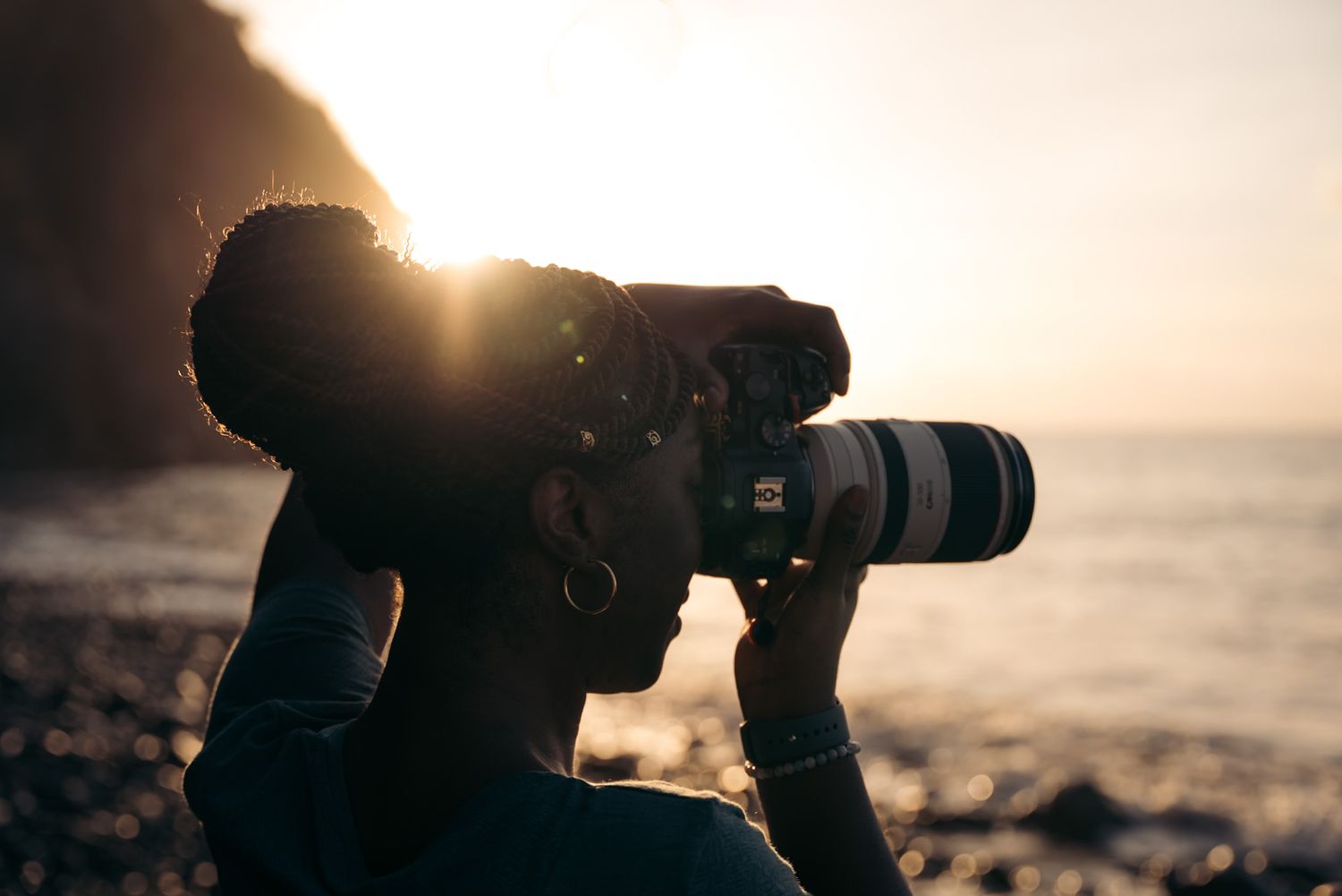 Photographe au coucher du soleil de position trois quart à Madère