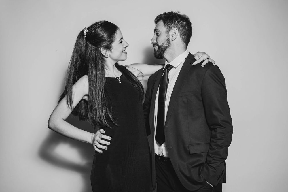 Pareja elegante en boda, foto en blanco y negro, ideal para estudio de fotografía móvil para fiestas.