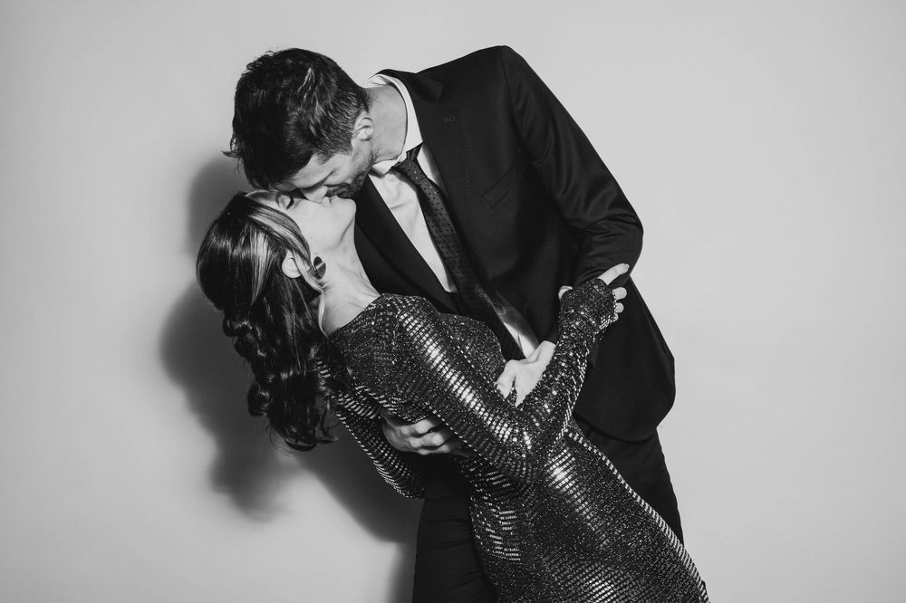 Pareja elegante en boda, foto en blanco y negro, ideal para estudio de fotografía móvil para fiestas.