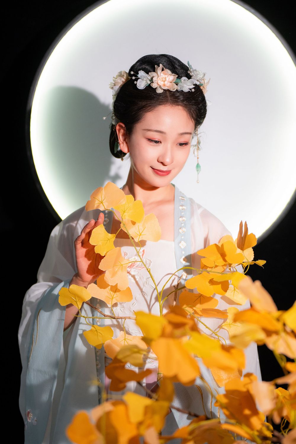 Elegant Mid-Autumn Moon Festival event portrait featuring traditional Hanfu and floral styling, by an Auckland event photographer.