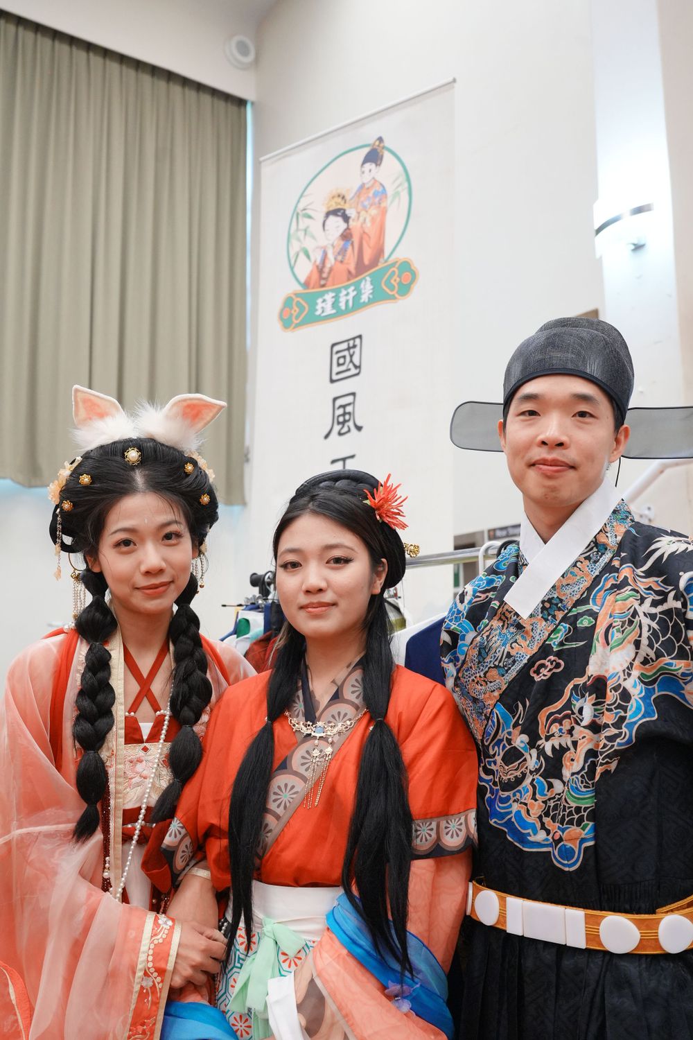 Elegant Mid-Autumn Moon Festival event portrait featuring traditional Hanfu and floral styling, by an Auckland event photographer.