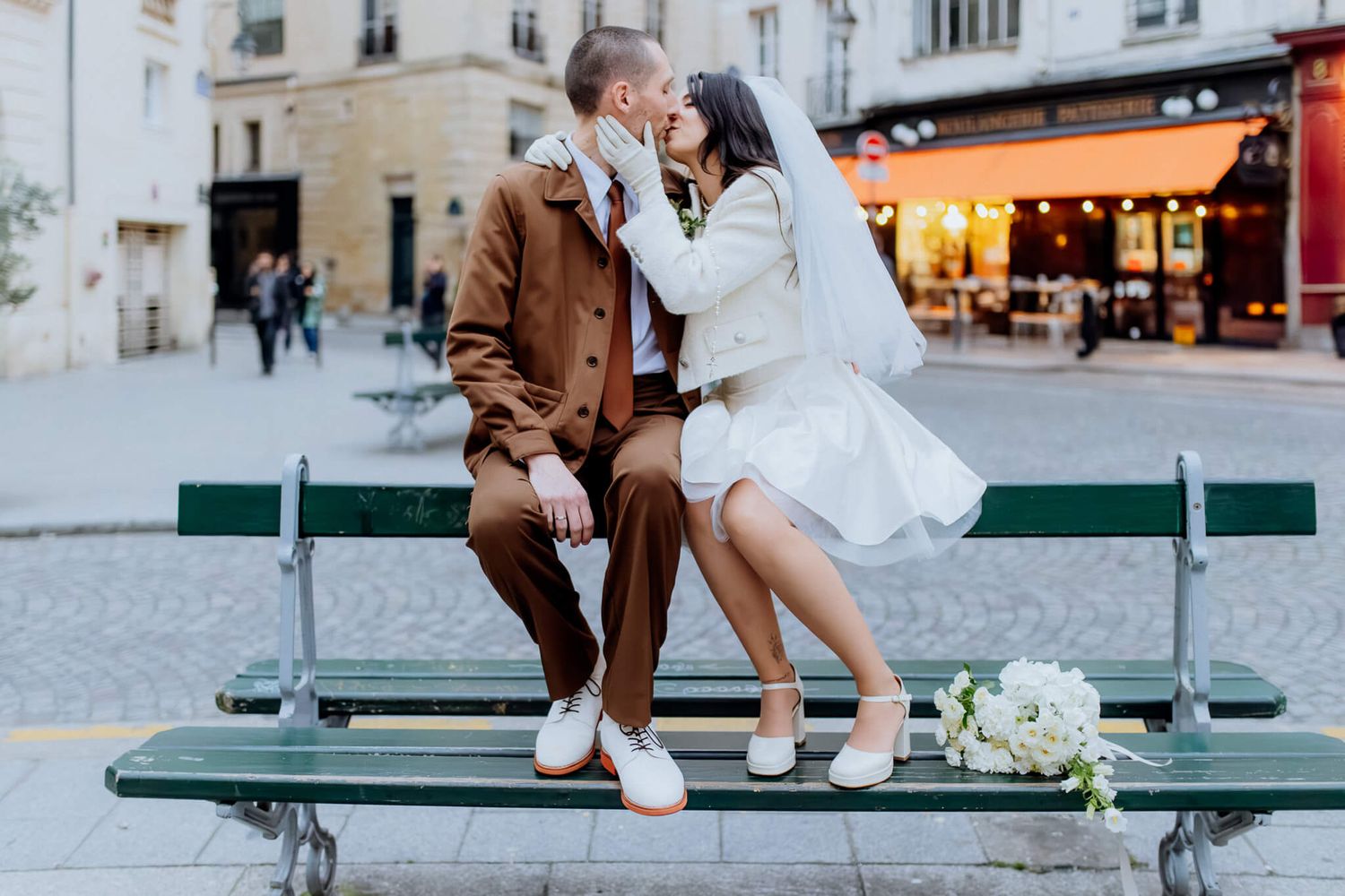 couple de mariés assis sur un banc à paris