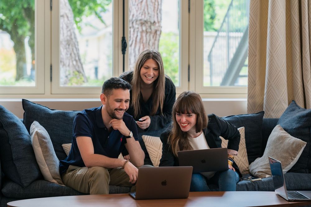 Equipe en réunion pour un reportage corporate