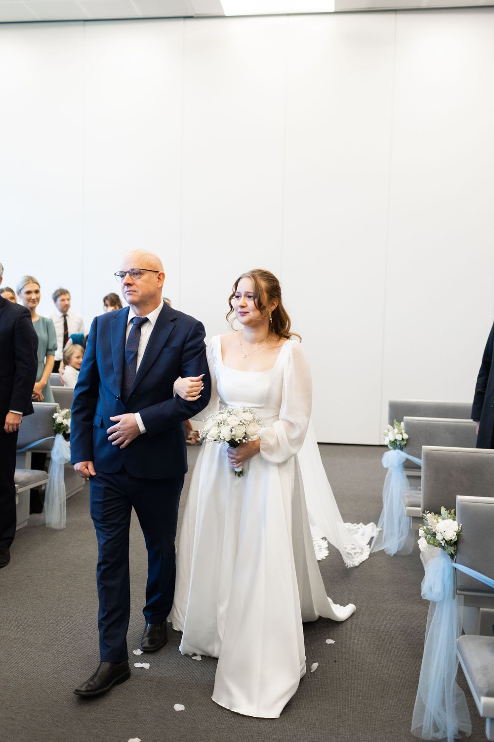 far og datter ned kirkegulvet
