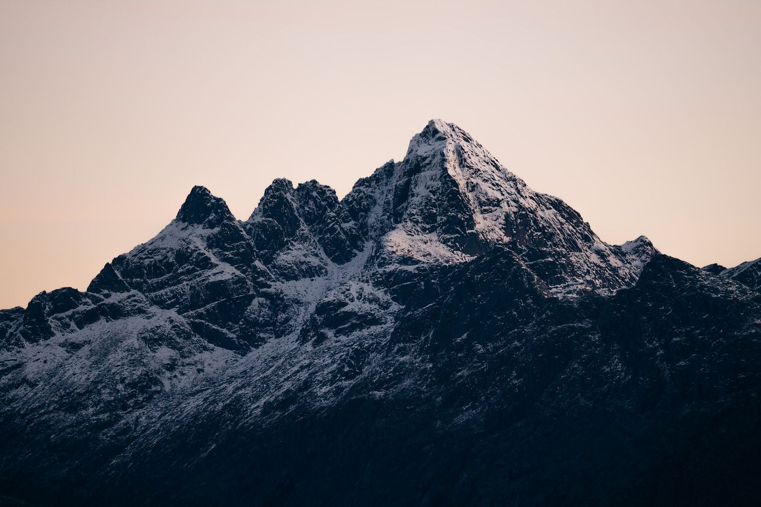 montagnes trollfjord au lever du soleil avec neige sur les sommets